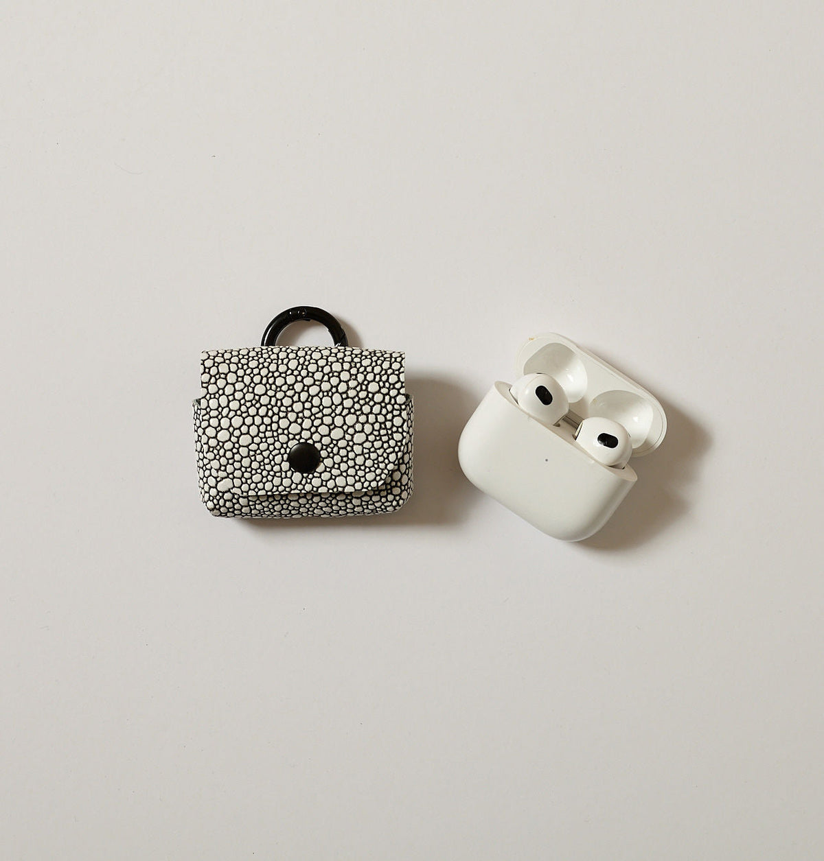 נרתיק AirPods Pro בצבע שחור-לבן